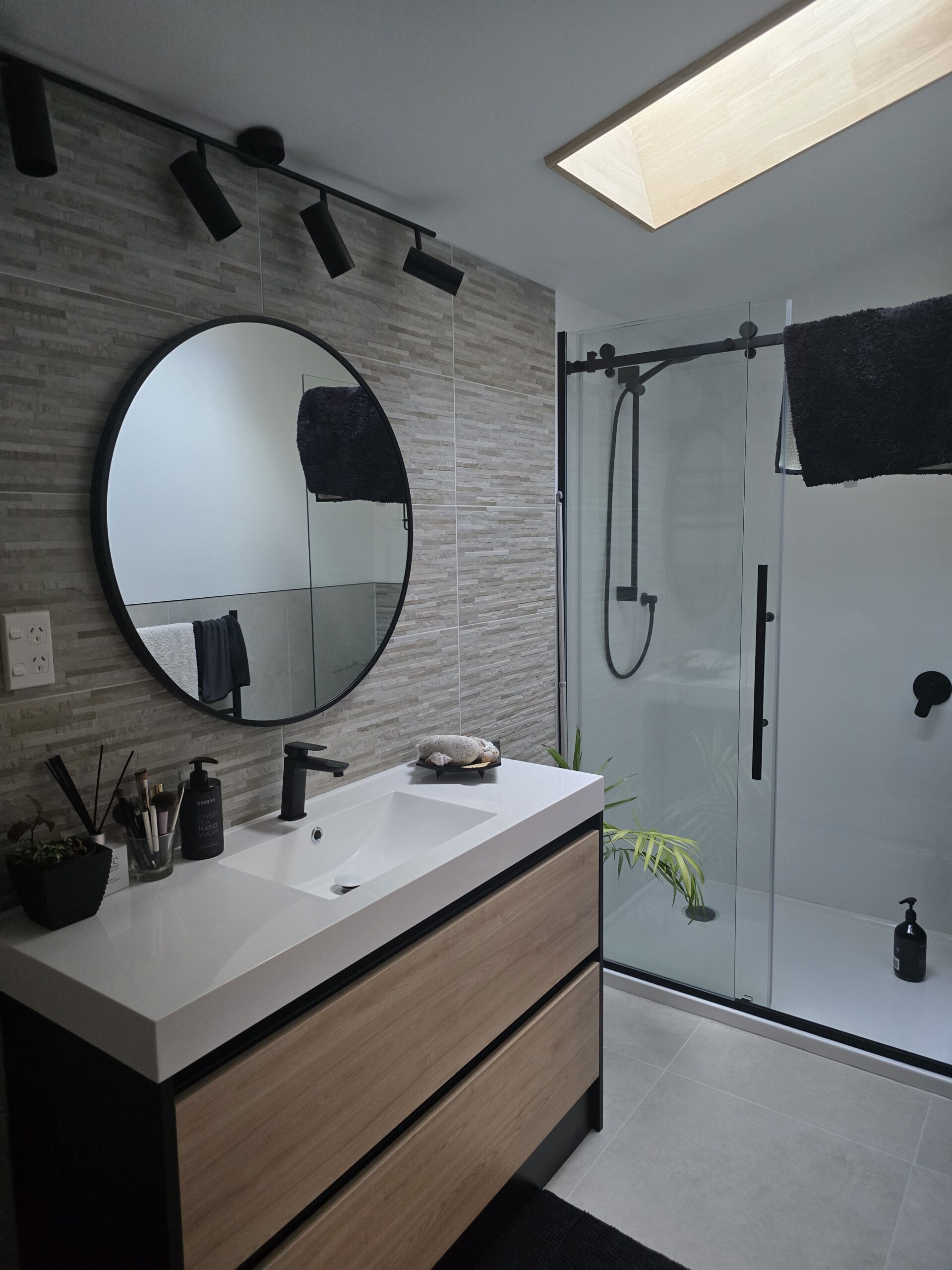 Property - Main Bath 1 Scaled   Evans Property Management - Evans Property Management