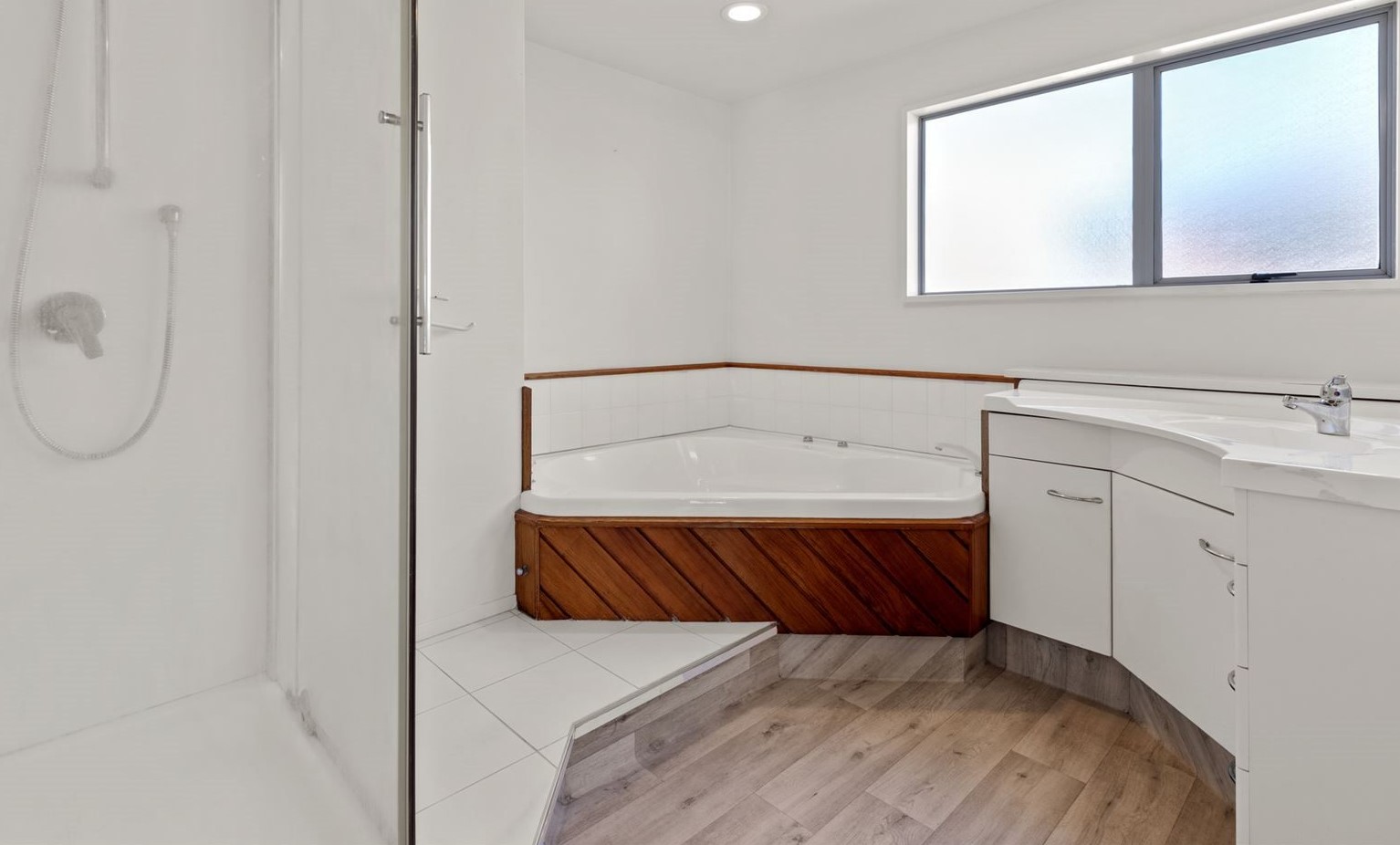 Property - BATHROOM 1   Evans Property Management - Evans Property Management