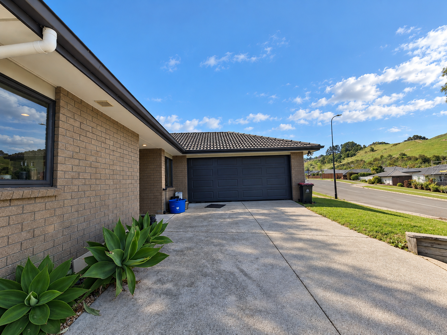 Property - Front Driveway   Evans Property Management - Evans Property Management